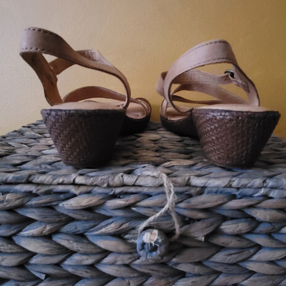 Born Sz 9.5 Women's Tan Sandals - Picture 3 of 8